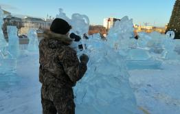 ​Ледовую скульптуру читинского художника на площади Ленина сломали рабочие (видео)