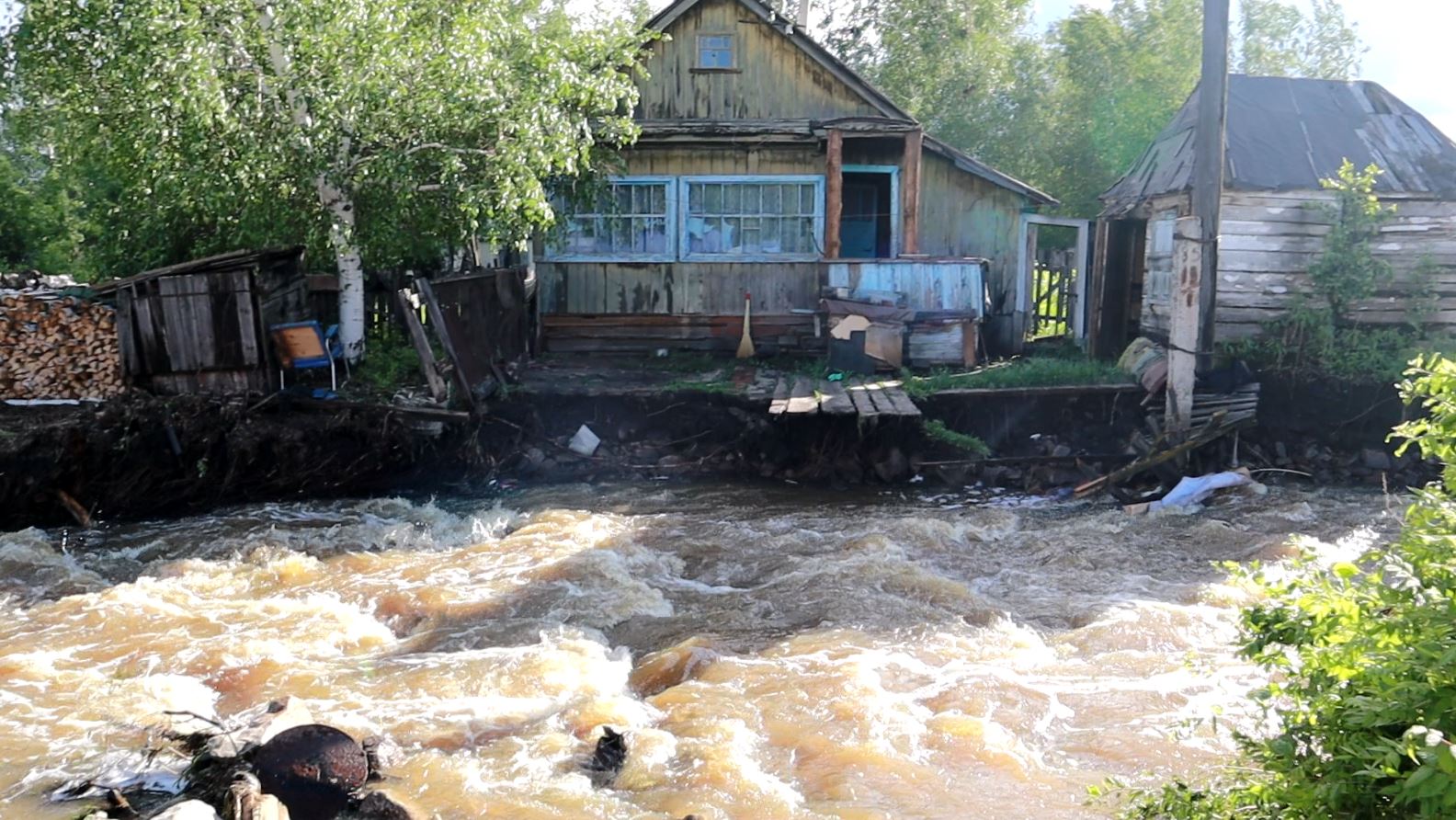 В Забайкалье вновь бушует стихия: в городе Могоче затоплен жилой дом