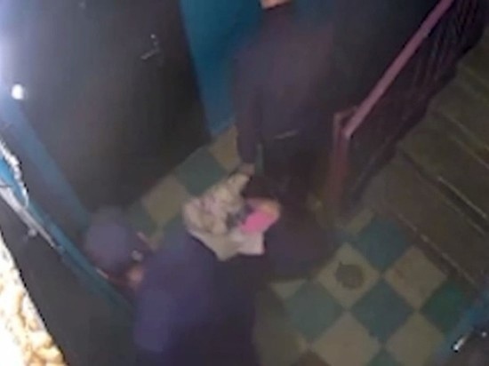 В Дангаре парень избил девушку на улице