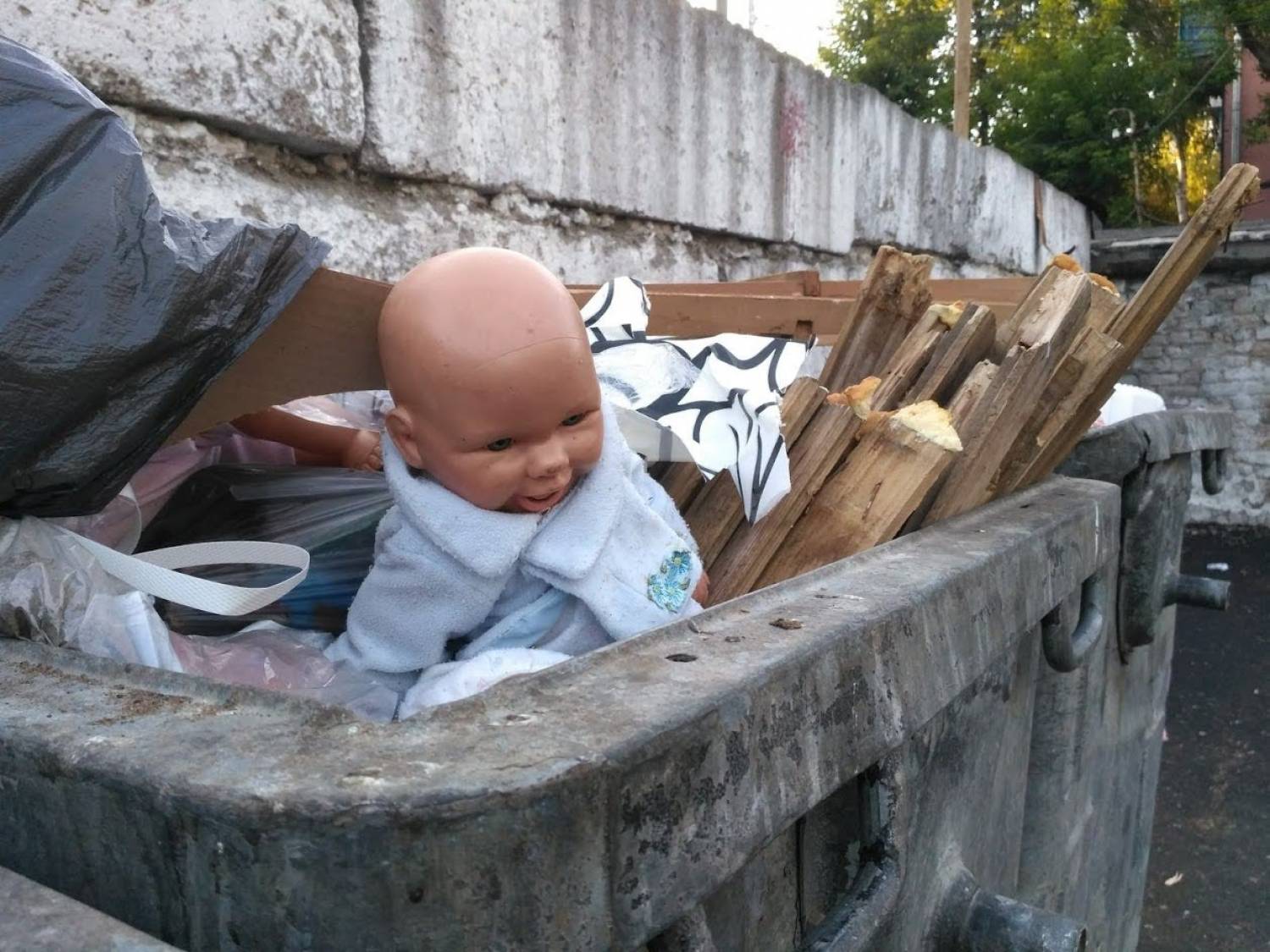 Личность женщины, выбросившей новорожденного ребенка в мусорный контейнер, установлена