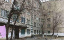 Читинка подставляет 6 ведер и 2 таза, чтобы ее комнату в общежитии не топило во время дождя