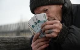 Более 100 тысяч рублей хотели списать с Забайкальского пенсионера