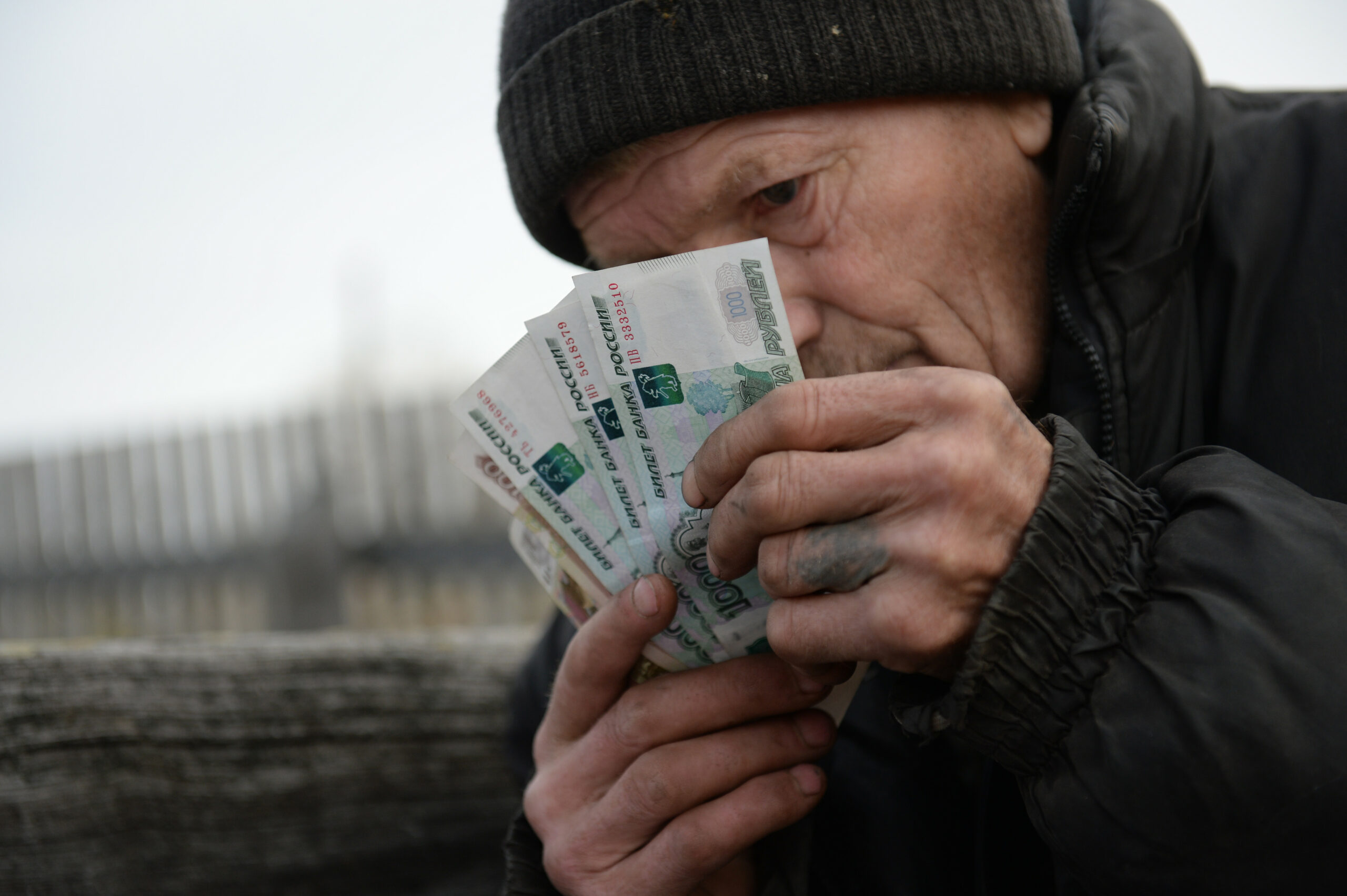 Более 100 тысяч рублей хотели списать с Забайкальского пенсионера