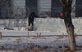 В древней столице Забайкалья заключённые возводят новогодний ледяной городок, а в Чите скоро будут работать библиотекарями