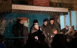 Собачий майдан: Жители Домны готовы были штурмовать администрацию, но к ним вышел губернатор (видео)