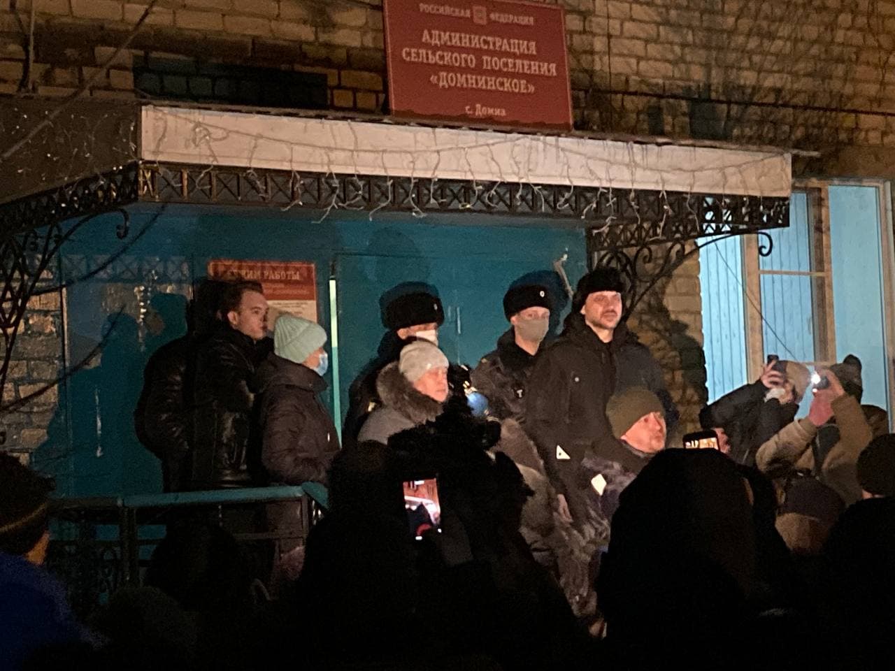 Собачий майдан: Жители Домны готовы были штурмовать администрацию, но к ним вышел губернатор (видео)