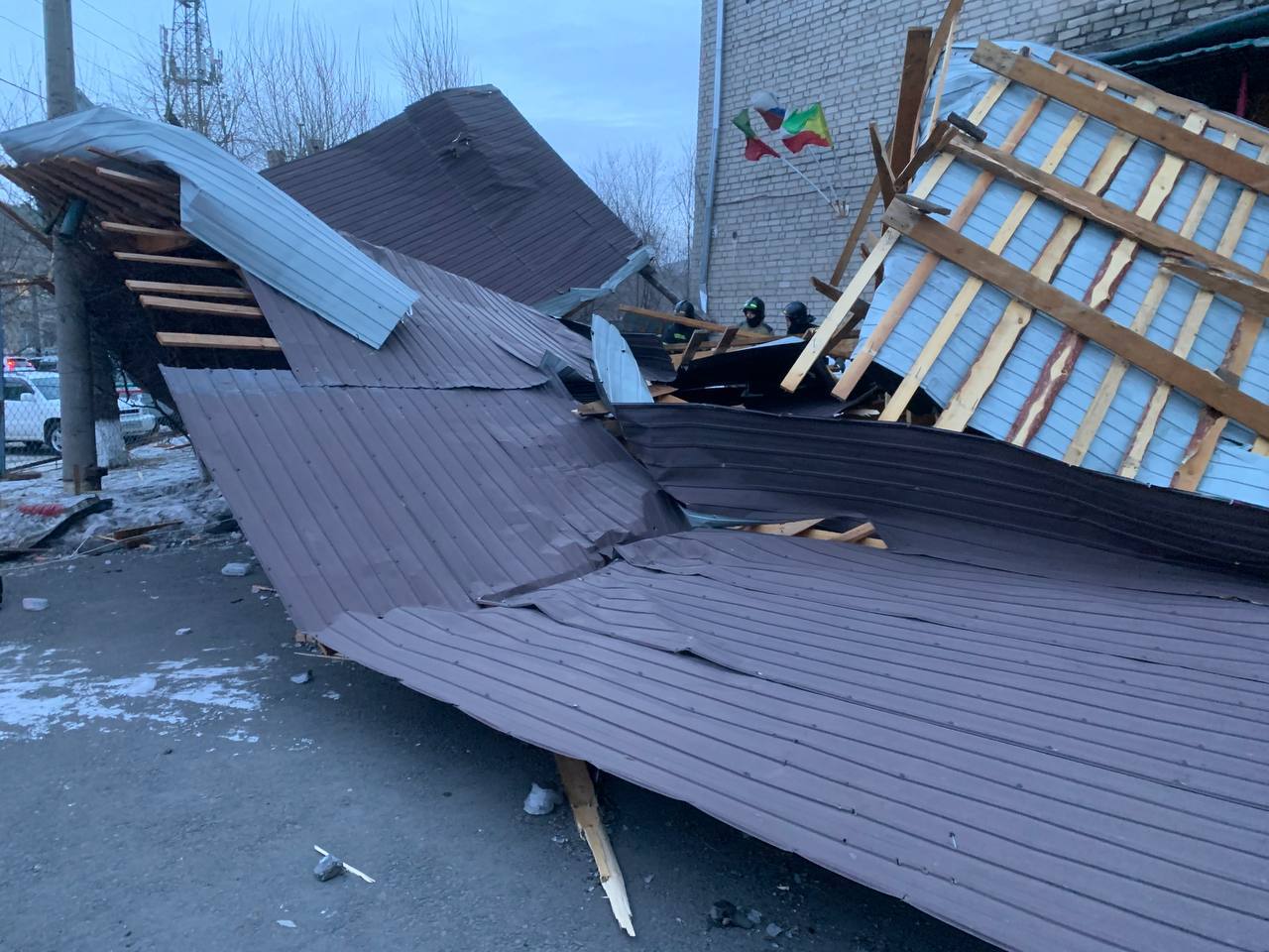 Последствия сильного ветра в Чите: у детского сада №9 по адресу улица Онискевича, 15 сорвало кровлю. 6 декабря