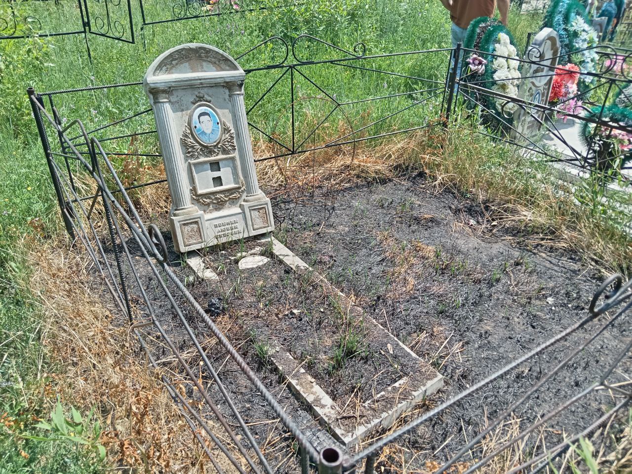 На Железнодорожное кладбище Читы совершили набег вандалы и сожгли несколько десятков могил