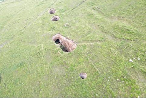 На территории одного из забайкальских поселков образовались дыры из-за старателей