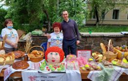 Кыринский район выделился большим колобком на фестивале «Люди и солнце» в Чите. Колобок сделан в виде головы руководителя района. 
