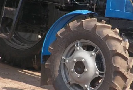 Трехлетний ребенок погиб под колесами тракторного прицепа в Дарасуне  