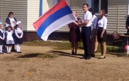 Флаг Сербии вместо флага России подняли на торжественной линейке в одном из сел Забайкалья 
