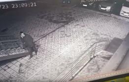 В Чите чуть не убили мужчину - на него скинули кирпич с балкона высотки (видео)