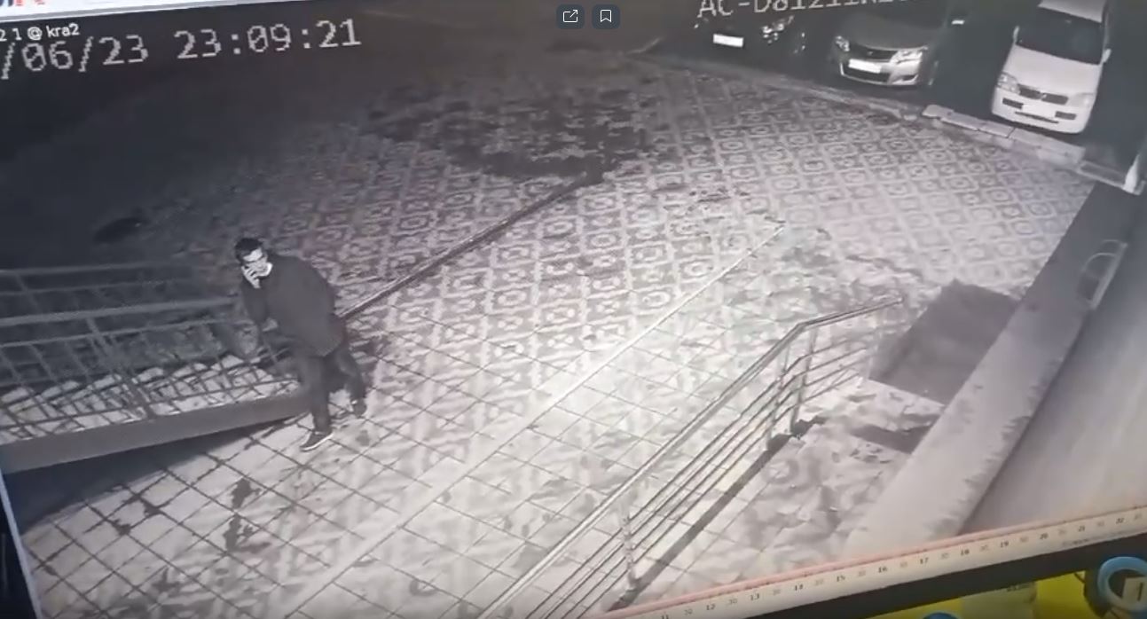 В Чите чуть не убили мужчину - на него скинули кирпич с балкона высотки (видео)