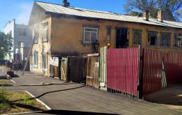 Пожарные эвакуировали читинцев из-за пожара в бараке на Столярова