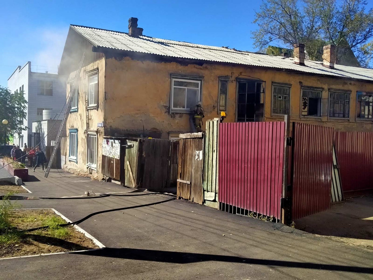Пожарные эвакуировали читинцев из-за пожара в бараке на Столярова