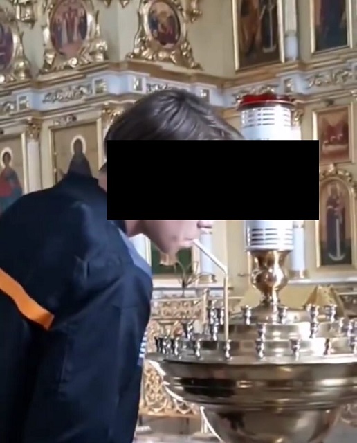 Подросток подкурил сигарету от свечи в Кафедральном соборе в Чите