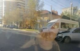 Toyota Probox и маршрутка столкнулись в Чите