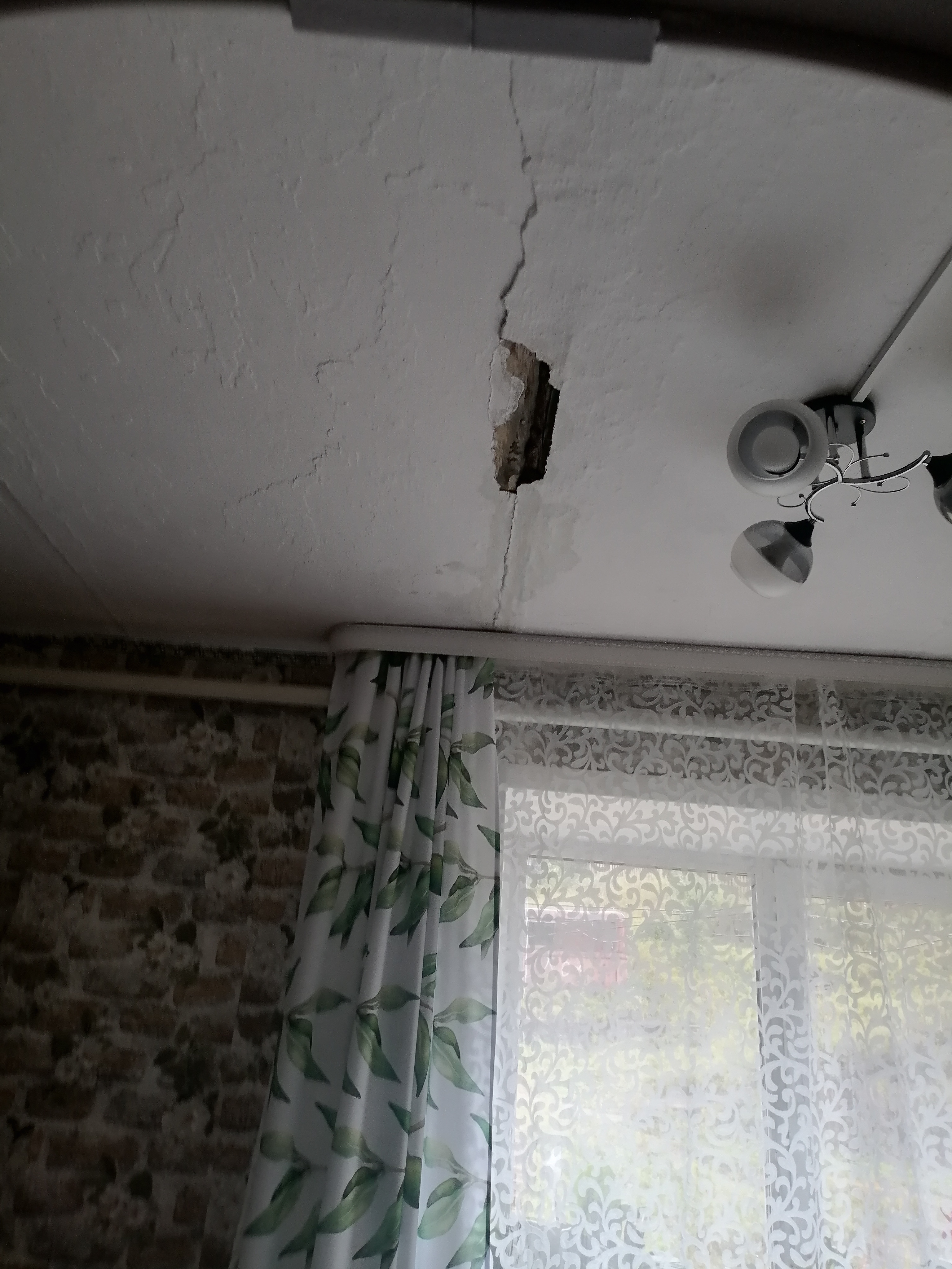 Квартиру жительницы Верх-Усуглей заливает дождями