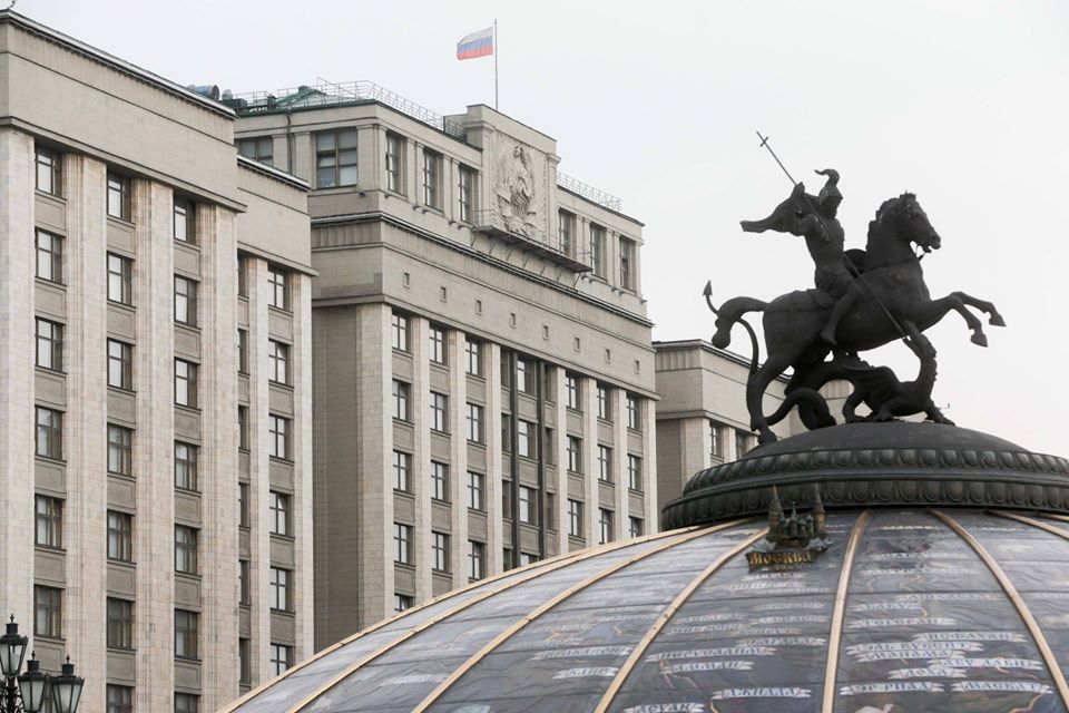 В России приняли законопроект, который вводит для чиновников штрафы за оскорбления граждан