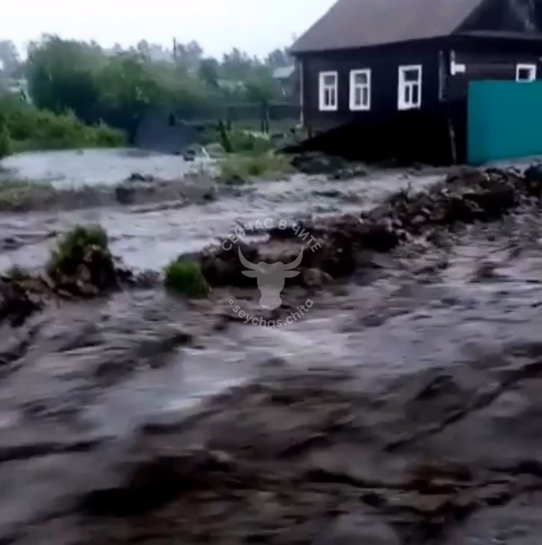 Более десяти человек эвакуировали из-за наводнения в Балее (видео)