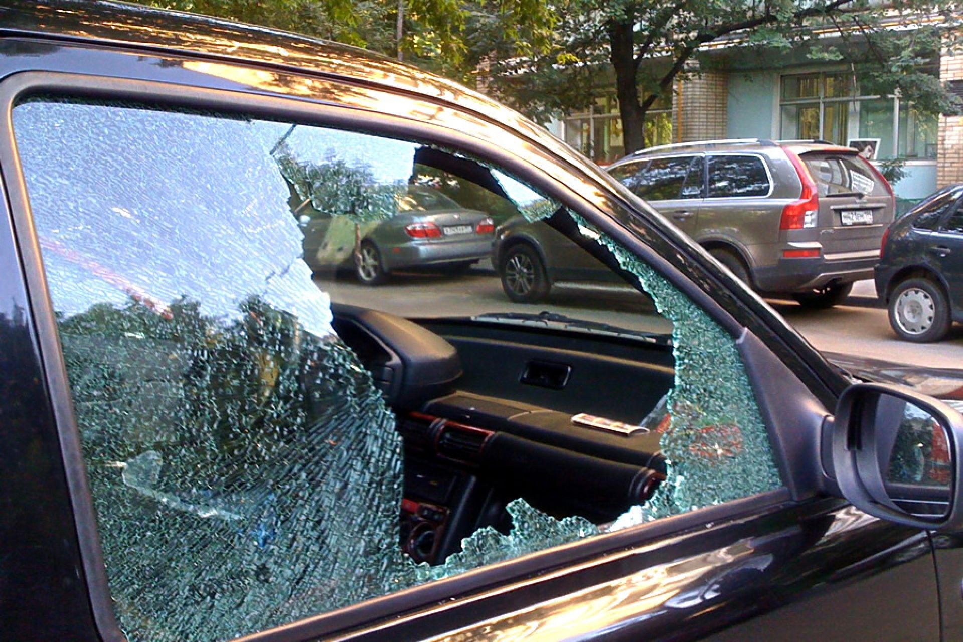 Разбили машину камнем. Разбитое стекло автомобиля. Разбитое окно машины. Разбитой стлеко машины. Разбивает стекло авто.