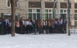 На Дальнем Востоке после сообщений о минировании эвакуируют школы. В Забайкалье эвакуаций нет