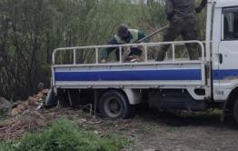 Жители Читы сняли автомобиль, из которого выбрасывали мусор на берег реки