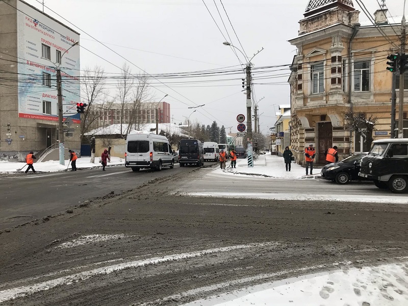 ​Около двух десятков единиц спецтехники вышли на улицы Читы из-за снега
