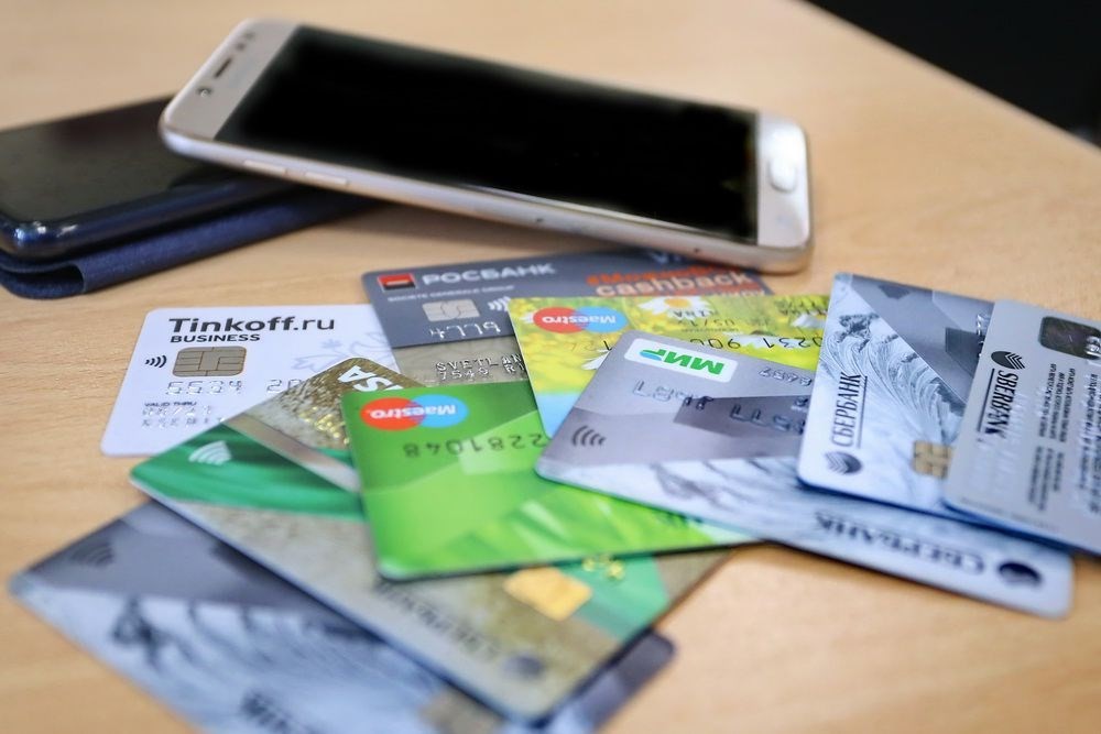 В Чите два парня украли деньги с карты своей соседки – она попросила их обновить «онлайн банк»