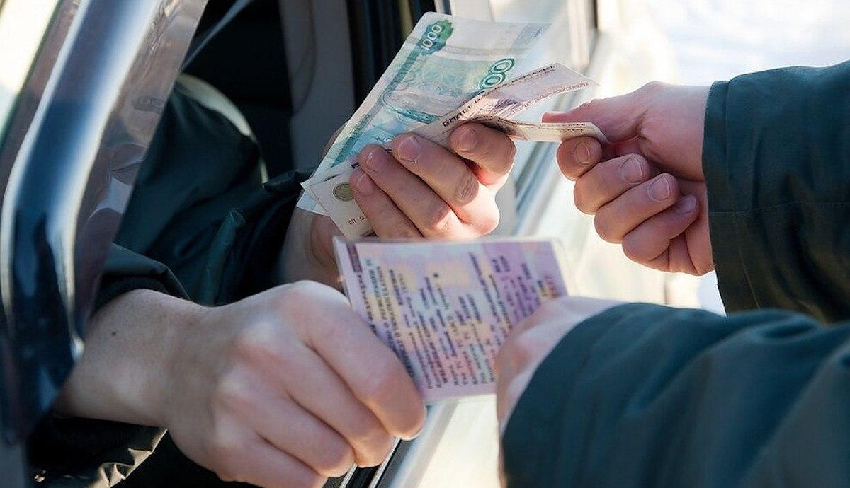 Экс-сотрудника ГИБДД в Краснокаменске приговорили к реальному сроку за взятки 