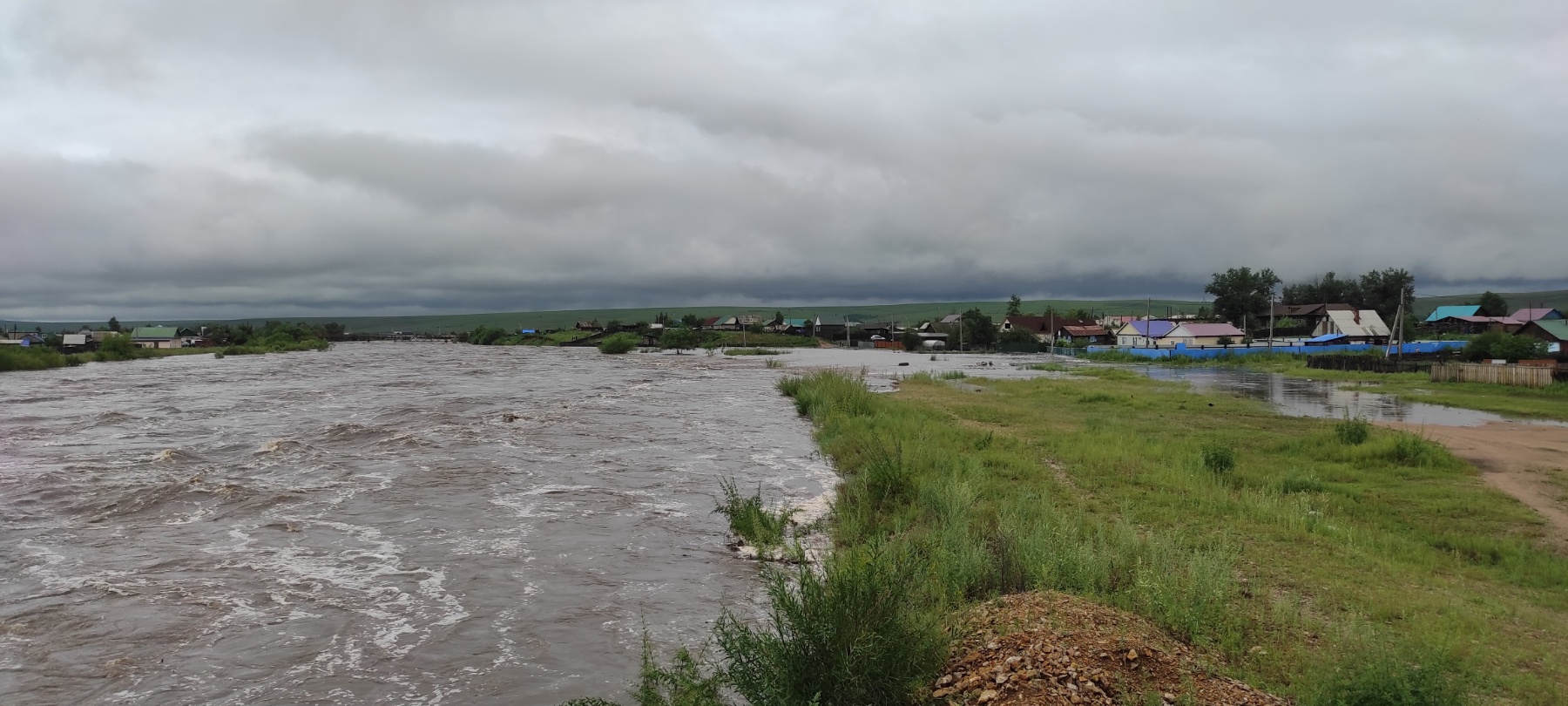 Река Алеурка разбушевалась в Чернышевске (видео)