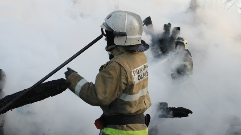 Пожарные обнаружили труп мужчины на пожаре жилого дома в Чите