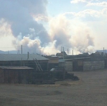 ​Пожар бушует около станции Лесная