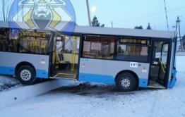 Автобус № 17 «ул. Верхоленская - ГРЭС» завис на бордюре в Чите