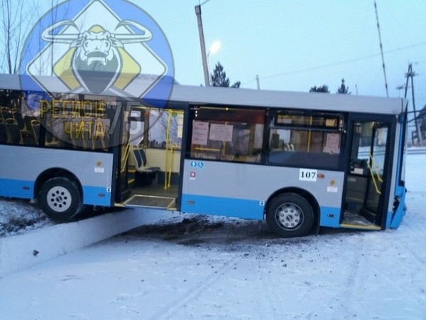 Автобус № 17 «ул. Верхоленская - ГРЭС» завис на бордюре в Чите