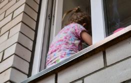 В Чите 6-летняя девочка выпала из окна 9-го этажа и погибла