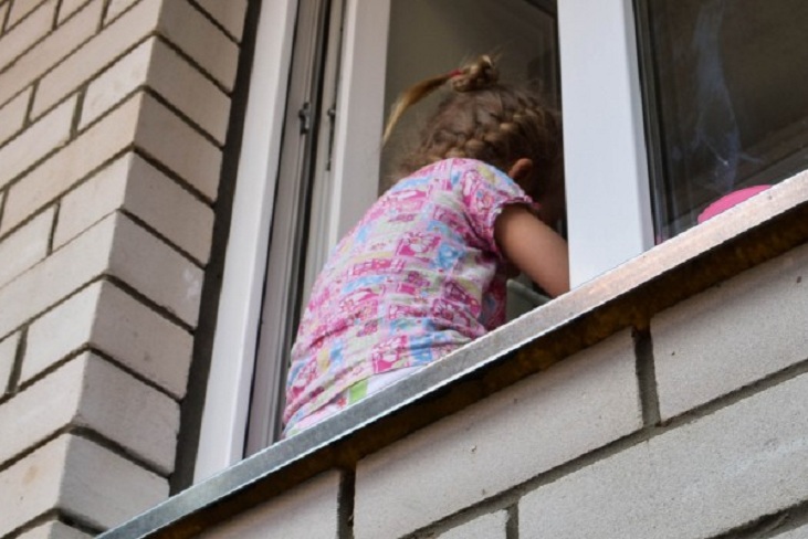 В Чите 6-летняя девочка выпала из окна 9-го этажа и погибла