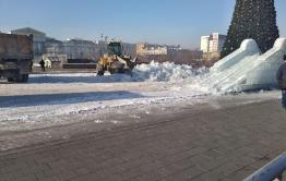 ​Ледовый городок начали сносить на площади Ленина в Чите
