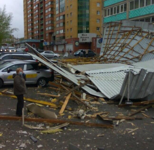 Мужчина, упавший с крыши во время урагана в Чите, находится в больнице