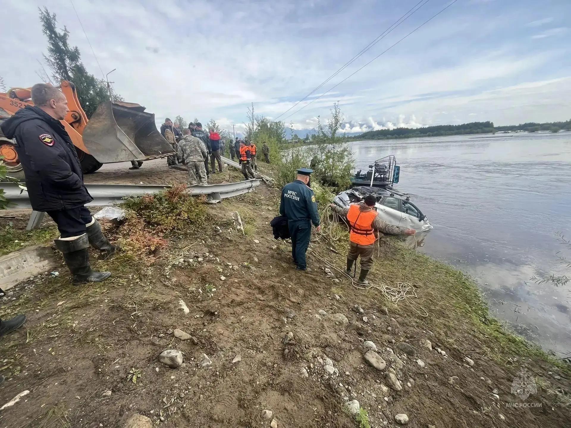 Одна девушка погибла, другую ищут после страшного ДТП в Чаре