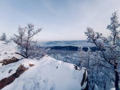 В долине реки Молоковка расположилась гора Чертов Пик. Сейчас с её вершины открывается вид на заснеженный лес. 21 ноября 2021 год.