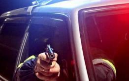 Двое забайкальцев угнали машину, угрожая оружием владельцу. Во время ухода от полиции один из угонщиков получил травму и умер.  