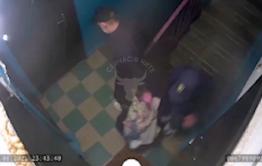 Как выносили тело убитой девушки в Шилке (видео)