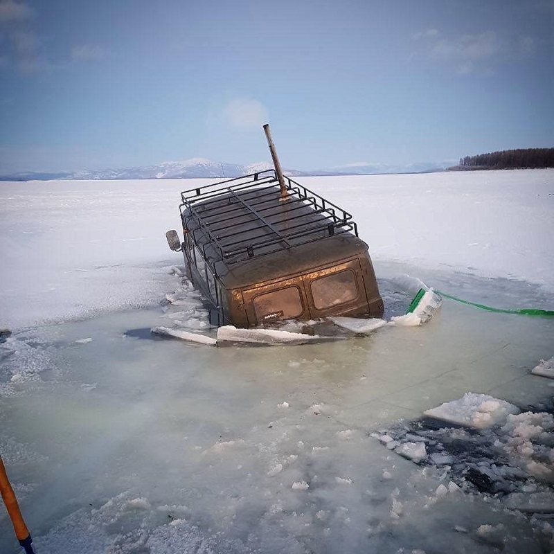 Читинцу Даниилу Нерыдаеву не повезло - 4 января его машина ушла под лед на озере в Бурятии. Сам он, к счастью, не пострадал.