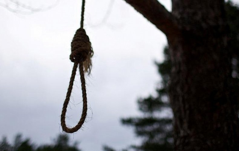 Мёртвого мужчину нашли висящим на дереве на КСК в Чите