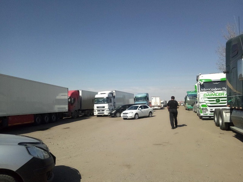 Застрявшие на границе в Забайкальске дальнобойщики написали обращение к Осипову