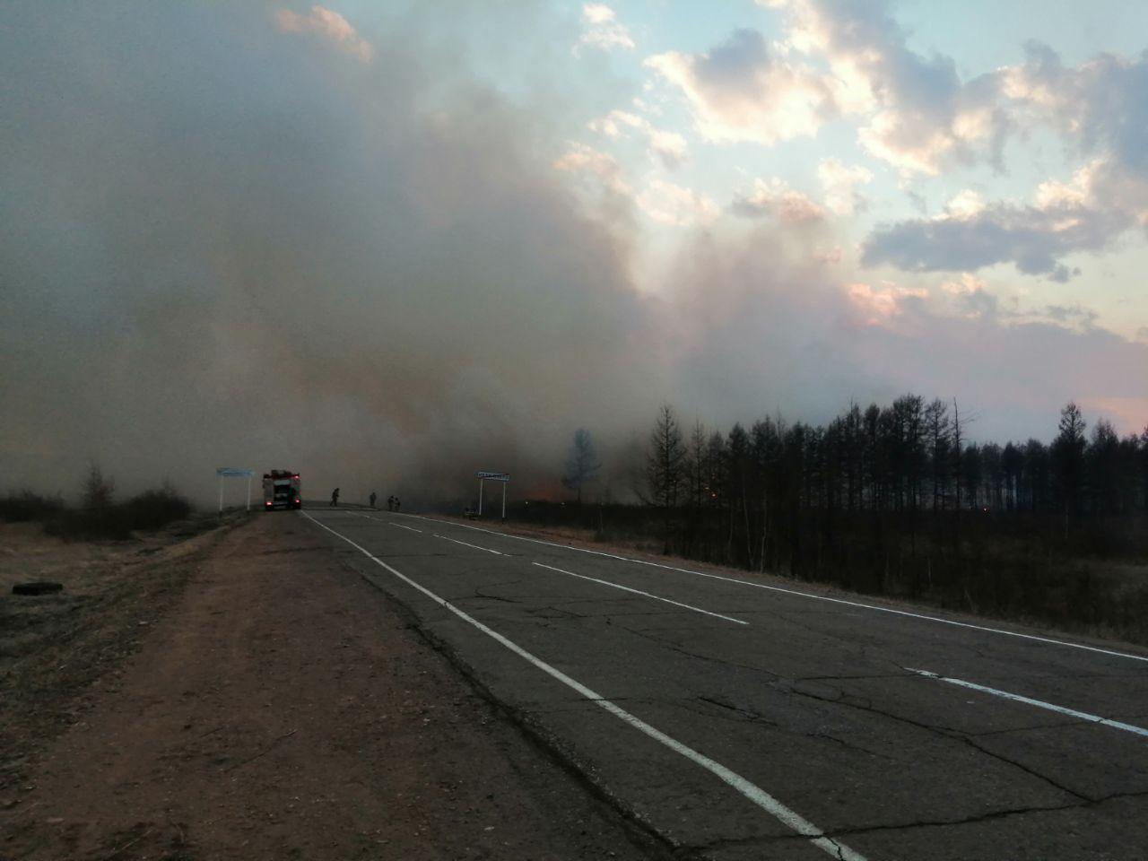 Огонь приближается к селу Иван-Озеро со стороны Арахлея (видео)