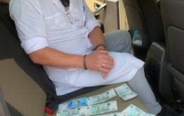 Задержанный с поличным при получении взятки читинский врач за деньги делал справки на оружие и права