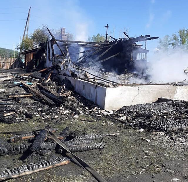 В Забайкалье неизвестные сожгли здание, в котором находился банк, администрация и библиотека